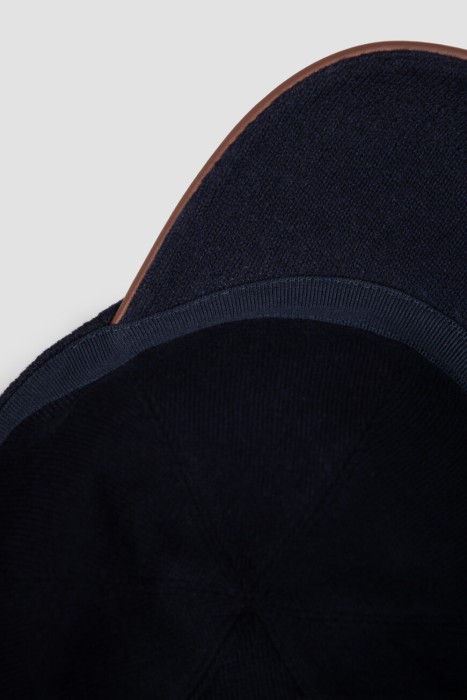 Товар синего цвета с внутренней стороны