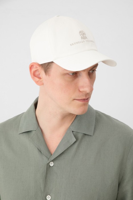 бейсболка  от бренда brunello cucinelli вид слева