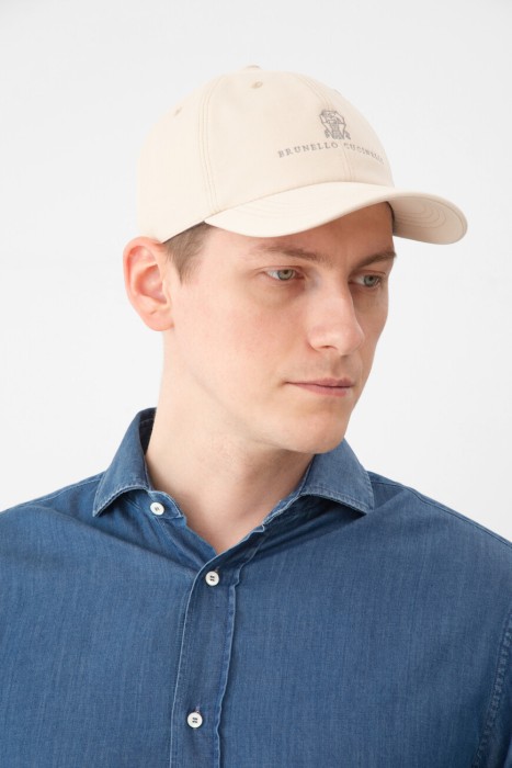 бейсболка  от бренда brunello cucinelli вид слева