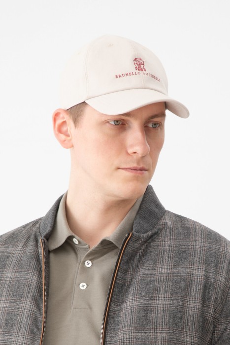 бейсболка  от бренда brunello cucinelli вид слева