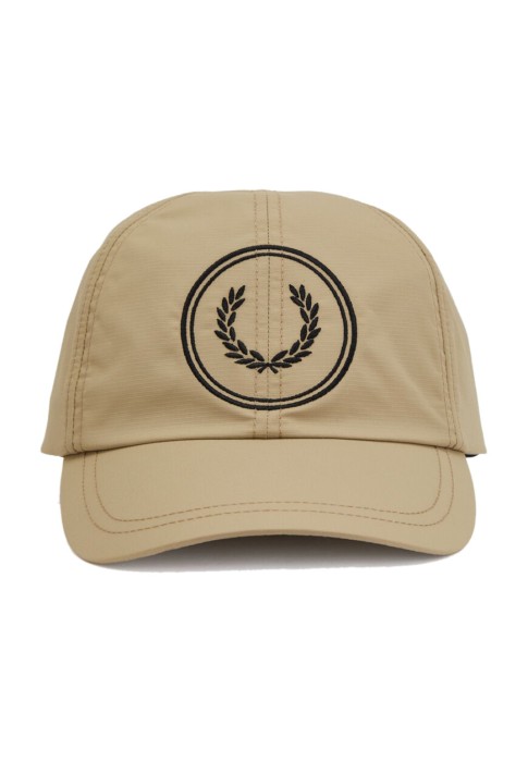 бейсболка  от бренда fred perry вид слева