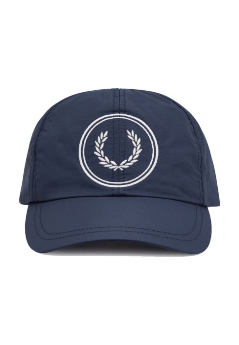 бейсболка  от бренда fred perry вид слева