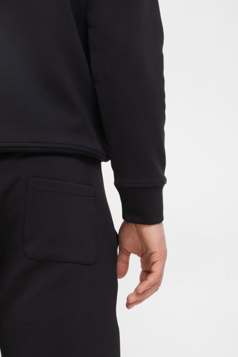 Товар черного цвета с внутренней стороны