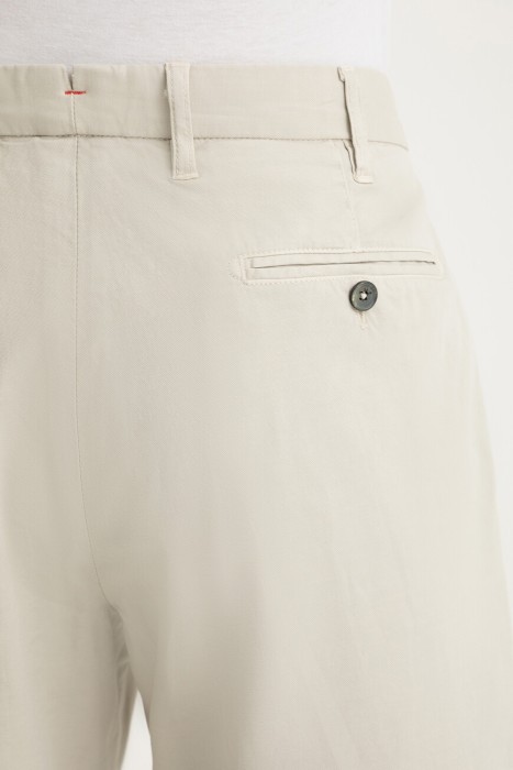 Товар бежевого цвета с внутренней стороны