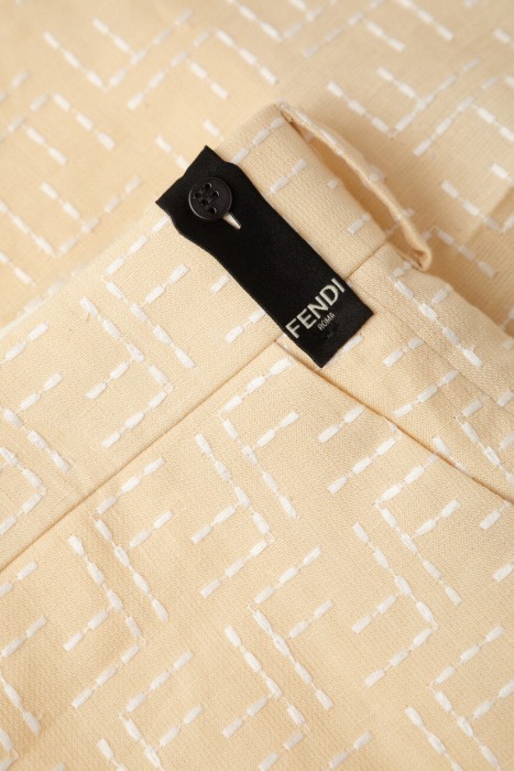 бермуды  повседневного стиля с лицевой стороны