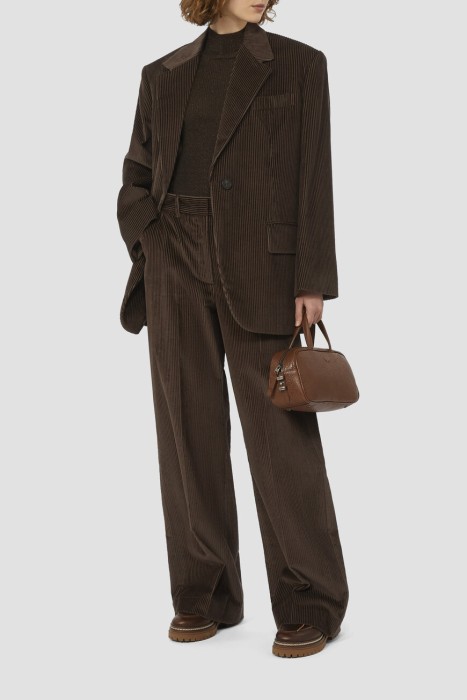 Товар коричневого цвета с внутренней стороны