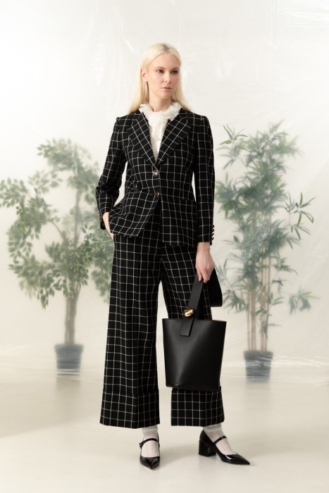 блейзер  классического стиля с лицевой стороны