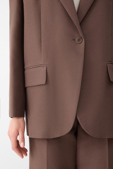 Товар коричневого цвета с внутренней стороны