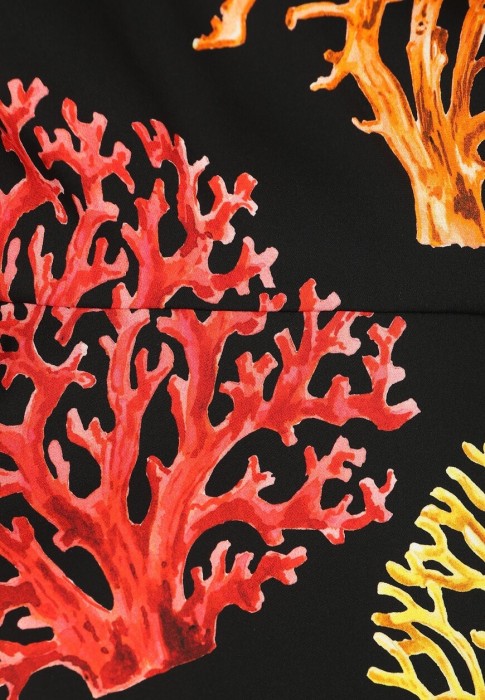 Товар черного цвета с внутренней стороны