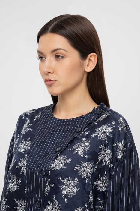 Товар синего цвета с внутренней стороны