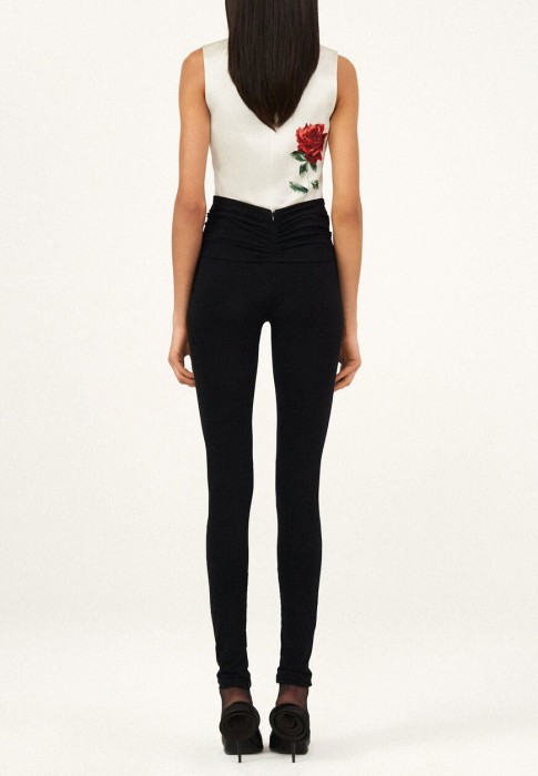 Товар белого цвета с внутренней стороны