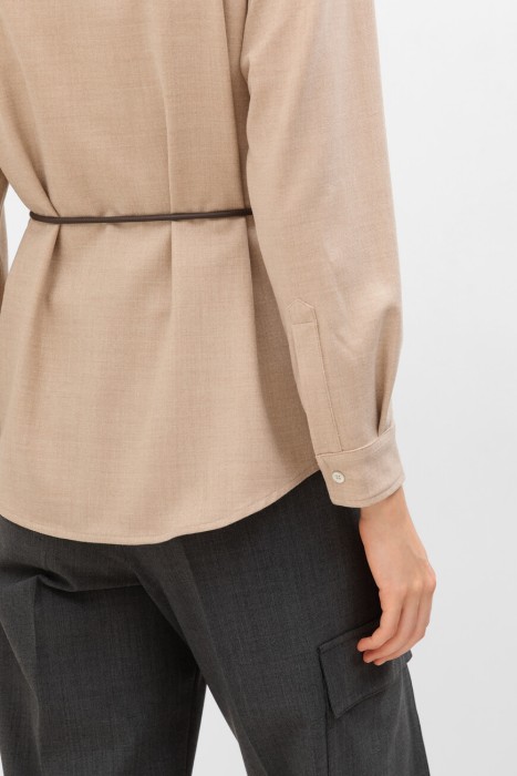 Товар бежевого цвета с внутренней стороны