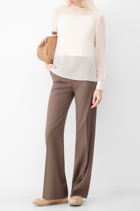 Товар белого цвета с внутренней стороны