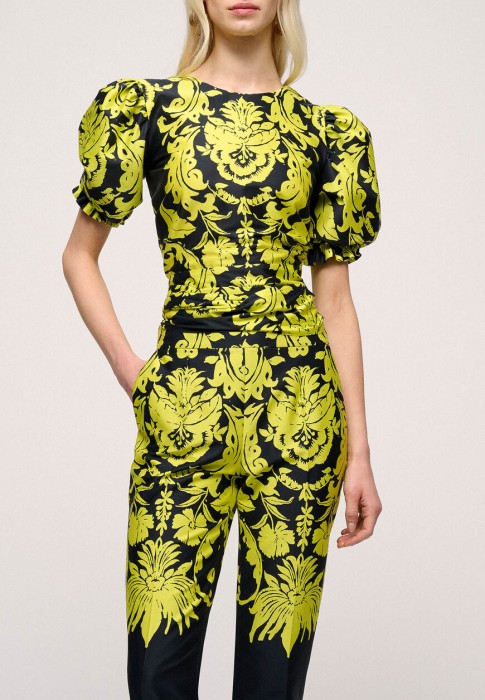 Товар желтого цвета с внутренней стороны