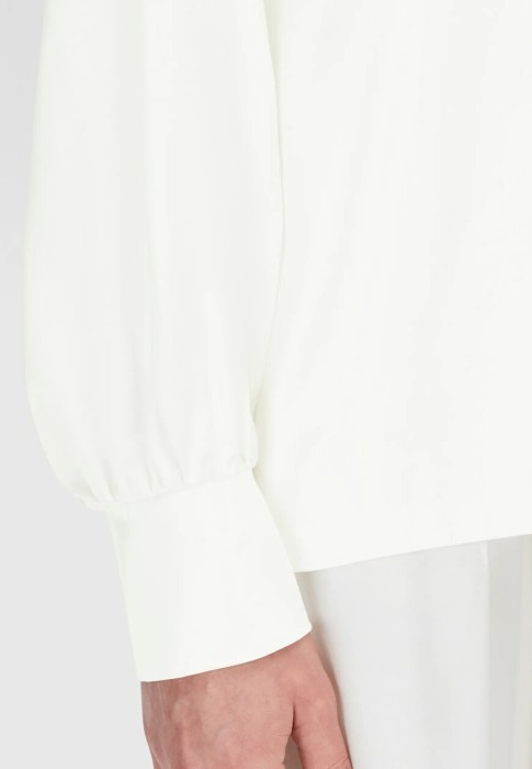 Товар белого цвета с внутренней стороны