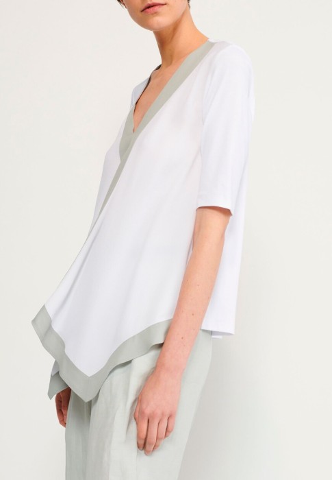 Товар белого цвета с внутренней стороны