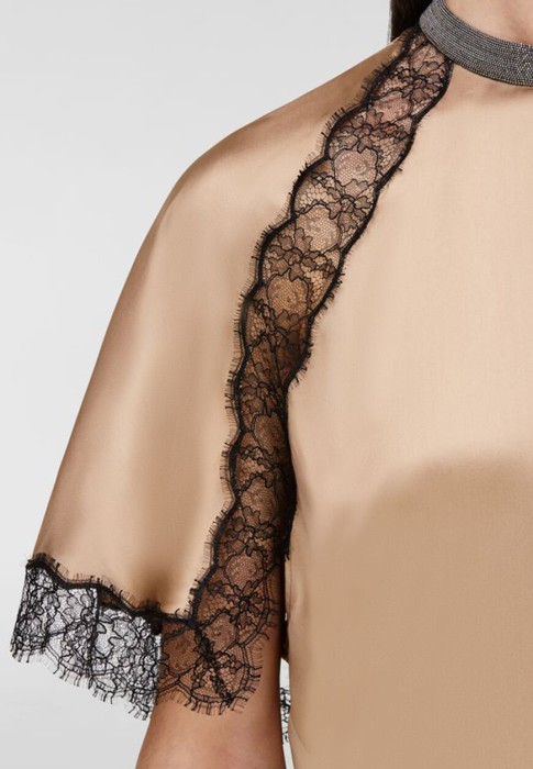 Товар коричневого цвета с внутренней стороны