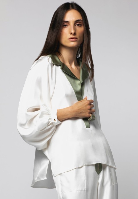 Товар зеленого цвета с внутренней стороны