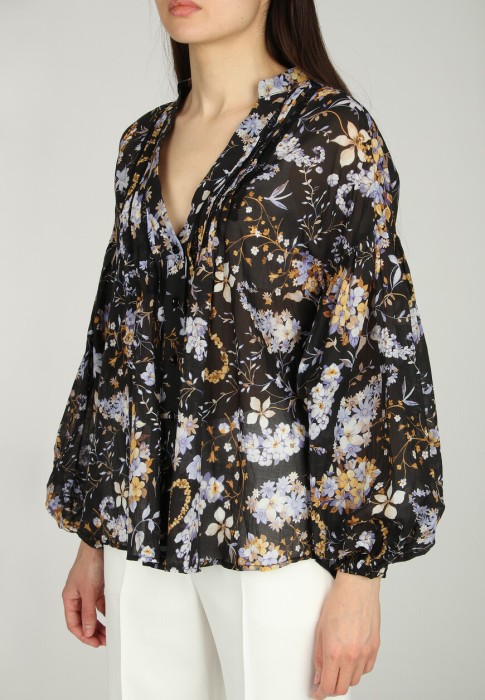 Товар черного цвета с внутренней стороны