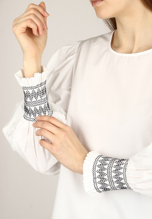 Товар белого цвета с внутренней стороны