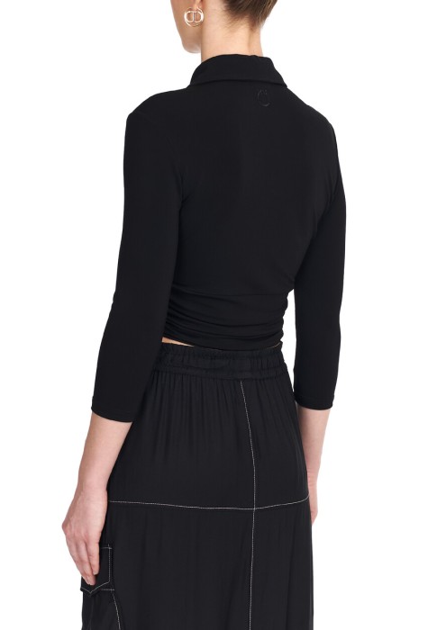 Товар черного цвета с внутренней стороны