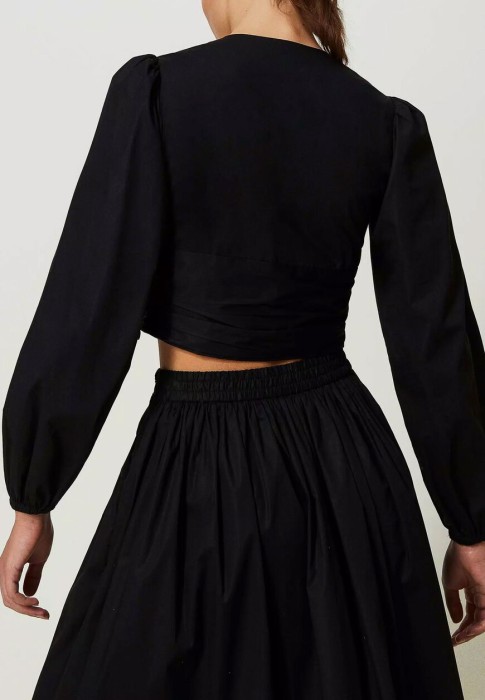 Товар черного цвета с внутренней стороны