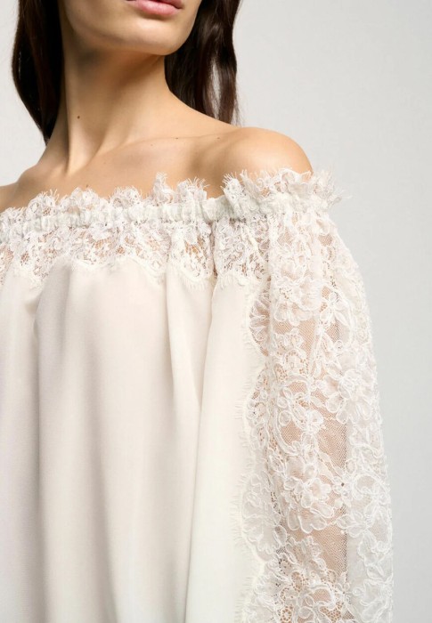 Товар белого цвета с внутренней стороны