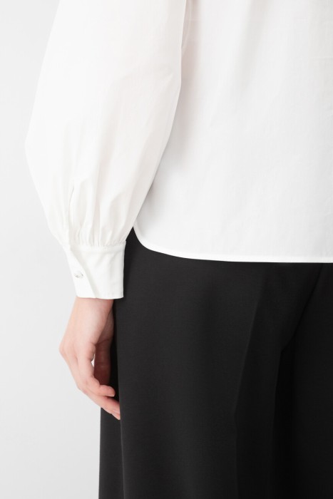 Товар белого цвета с внутренней стороны