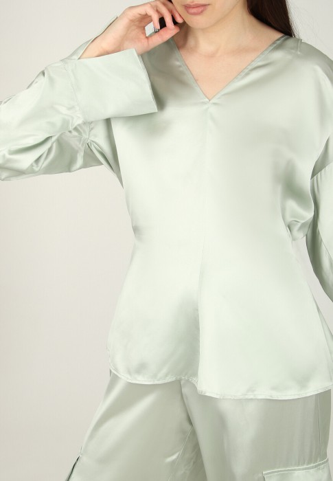 Товар зеленого цвета с внутренней стороны