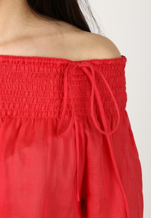 Товар красного цвета с внутренней стороны