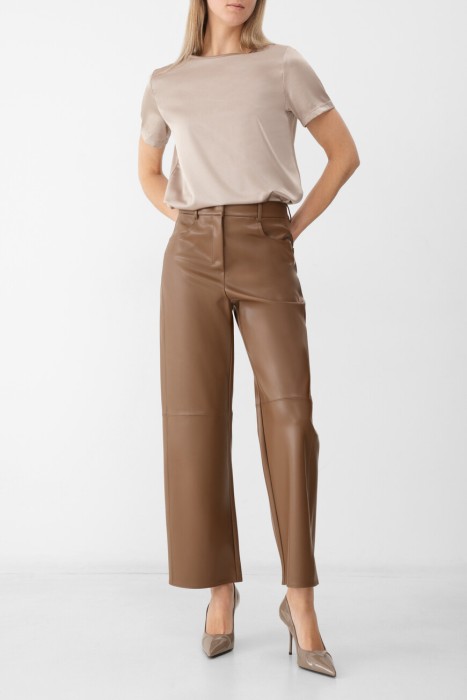 Товар бежевого цвета с внутренней стороны