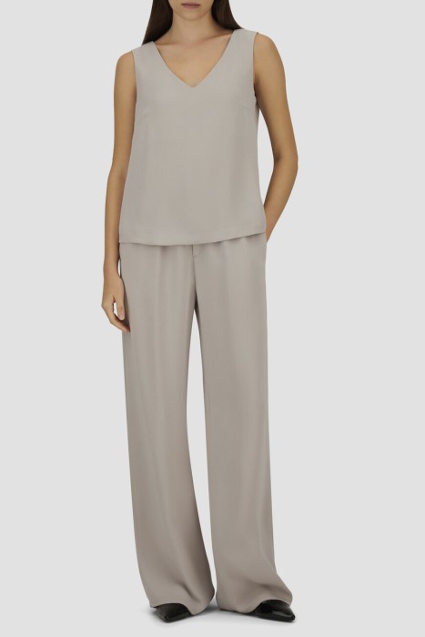 Товар бежевого цвета с внутренней стороны