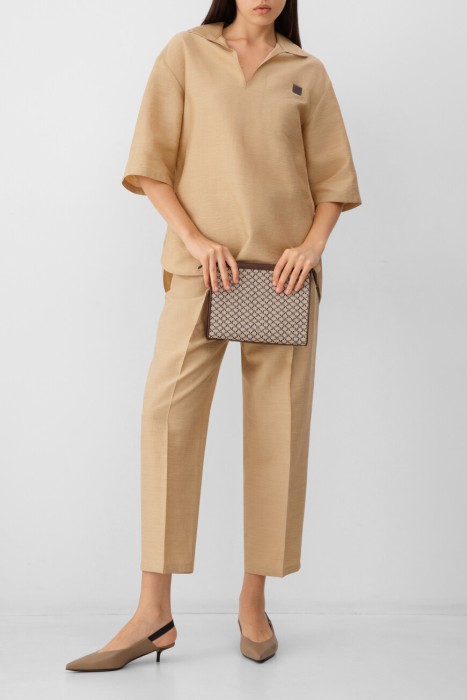 Товар бежевого цвета с внутренней стороны