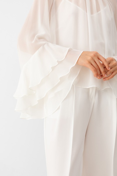 Товар белого цвета с внутренней стороны