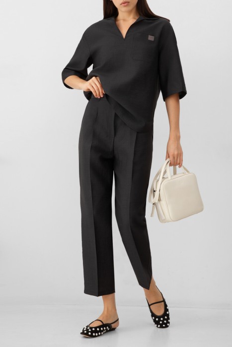 Товар черного цвета с внутренней стороны