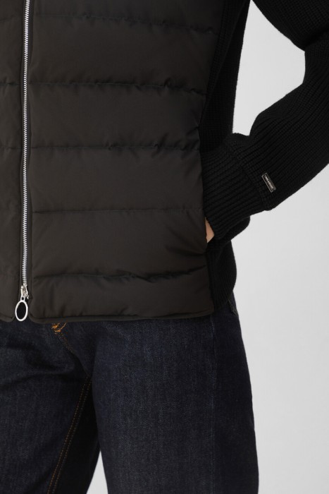 Товар черного цвета с внутренней стороны