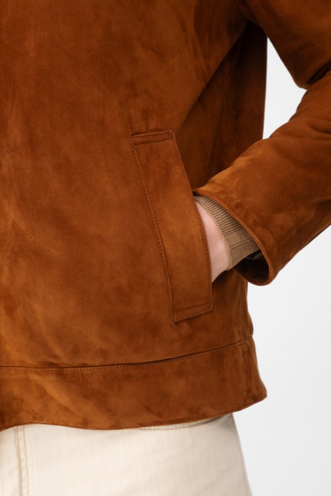 Товар коричневого цвета с внутренней стороны