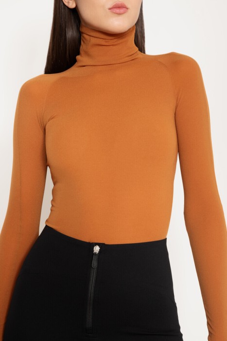 Товар коричневого цвета с внутренней стороны