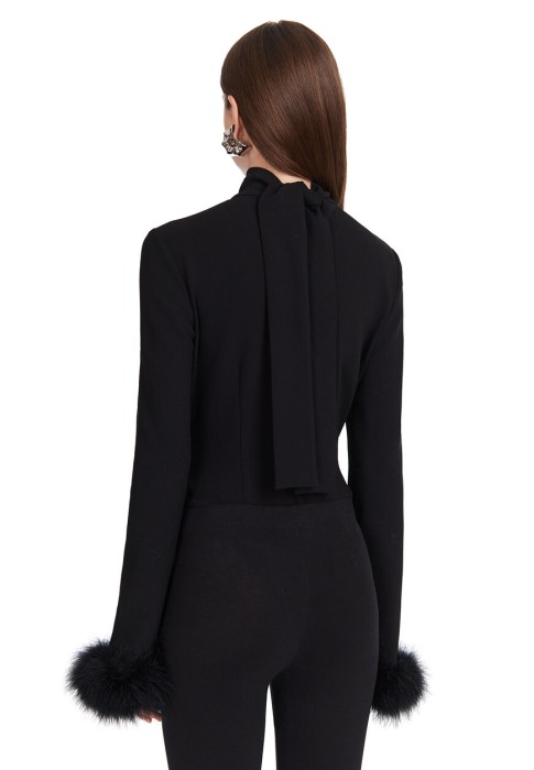 Товар черного цвета с внутренней стороны