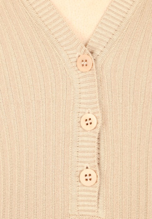 Товар бежевого цвета с внутренней стороны