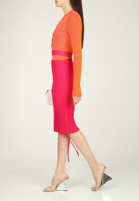 Товар оранжевого цвета с внутренней стороны