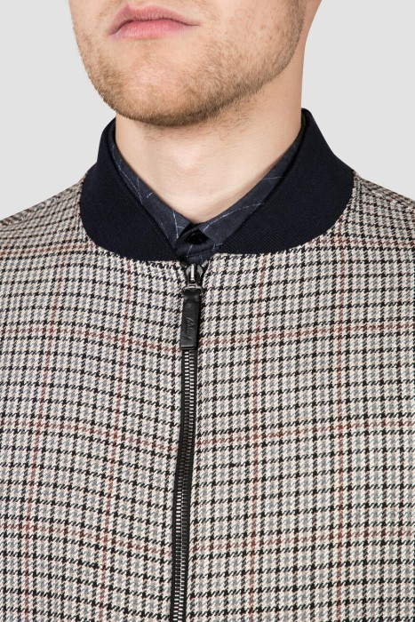 Товар бежевого цвета с внутренней стороны