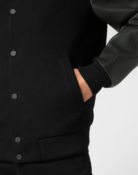 Товар черного цвета с внутренней стороны