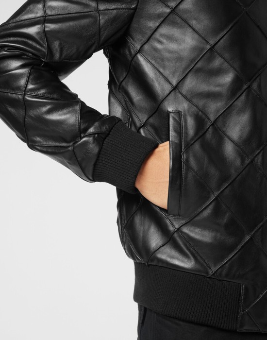 Товар черного цвета с внутренней стороны