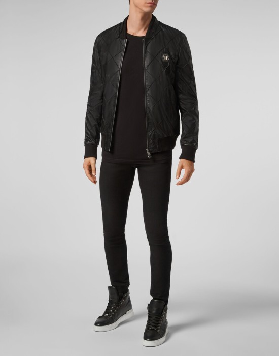 Товар черного цвета с внутренней стороны