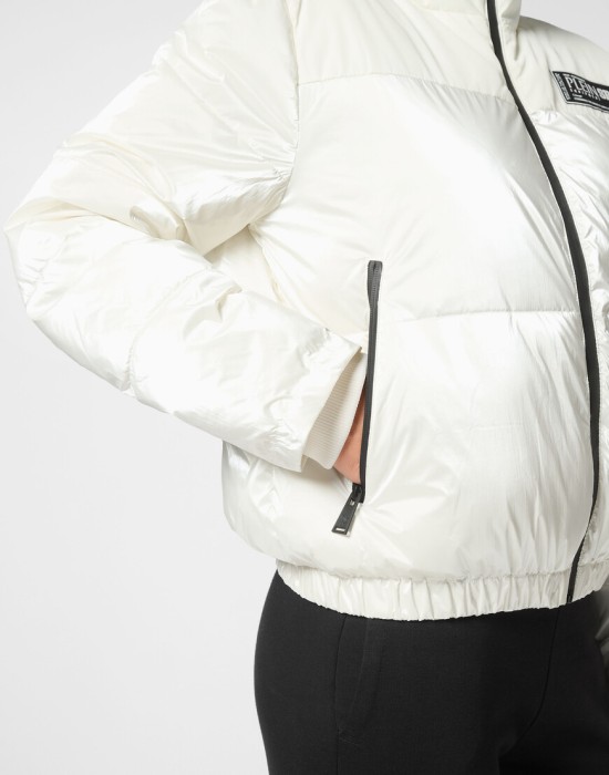 Товар белого цвета с внутренней стороны