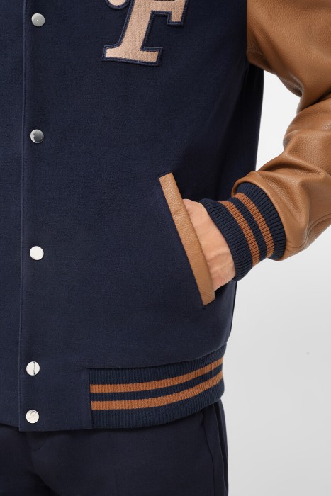 Товар синего цвета с внутренней стороны