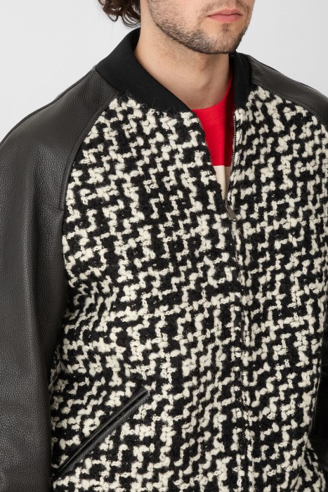 Товар черного цвета с внутренней стороны