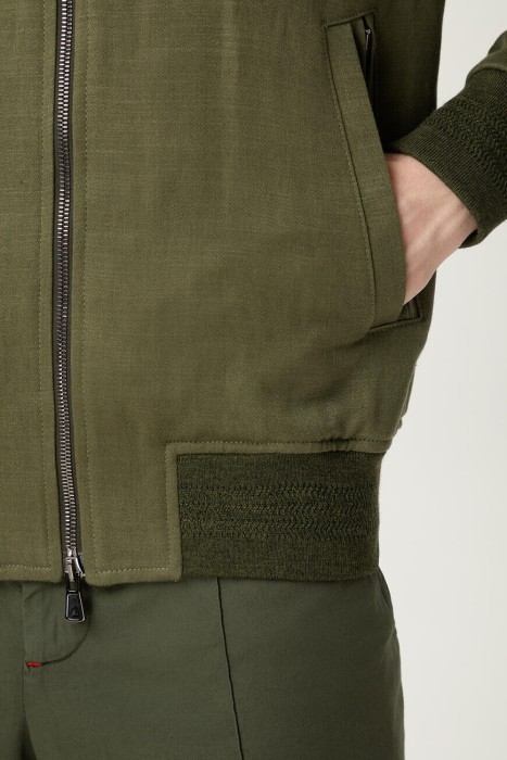 Товар хаки цвета с внутренней стороны