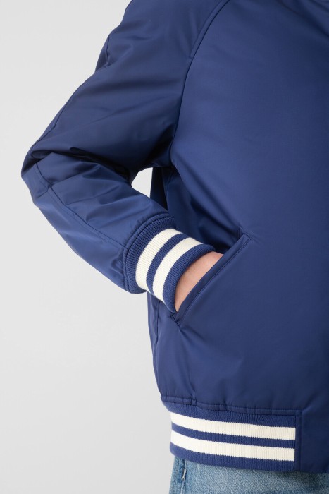 Товар синего цвета с внутренней стороны